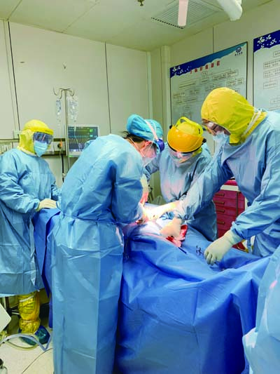 三级防护下在产房给新冠疑似患者行紧急剖宫产手术.jpg